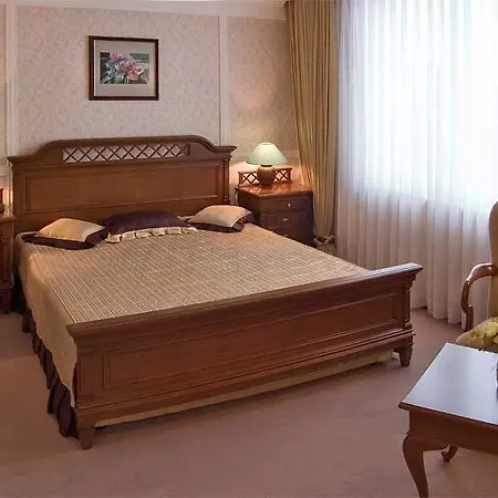 Hotel Minsk Hotell 4*